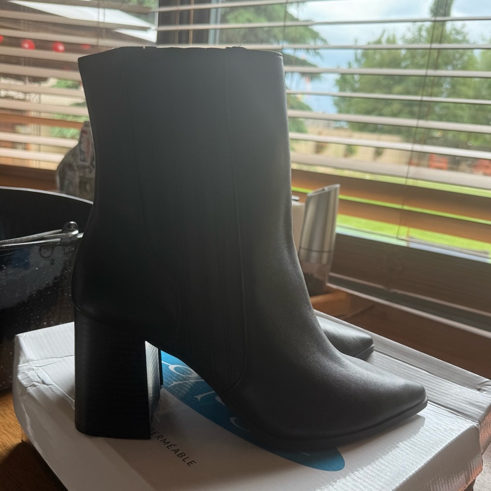 Sleek Black Heeled Boots for Effortless Elegance